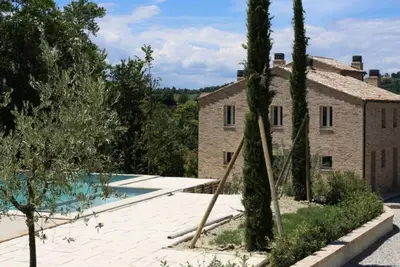 Image de Manoir \/ maison de campagne moderne avec piscine, grande terrasse et vue - montagnes et mer