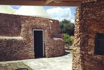 Image de Trullo dans un grand oliveraie