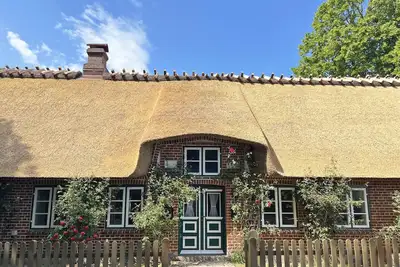 Image de Chaumière pittoresque, classée avec un beau jardin pour les familles