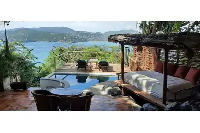 Image de Bungalow avec vue panoramique sur la mer et la baie et piscine privée.