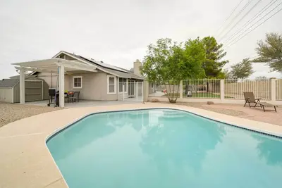 Image de Nouveau! Phoenix Home avec piscine privée, gril et foyer
