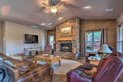 Image de Nouveau! Luxe Ruidoso Home avec bain à remous et salle de jeux!