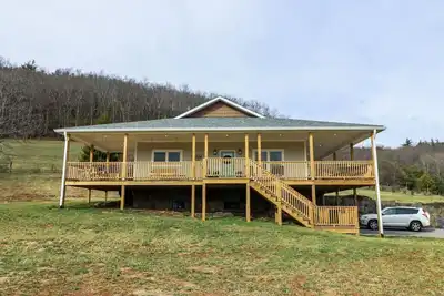 Image de Nouvelle construction! Porche n 'Pasture Farm par Buffalo Mountain Getaway
