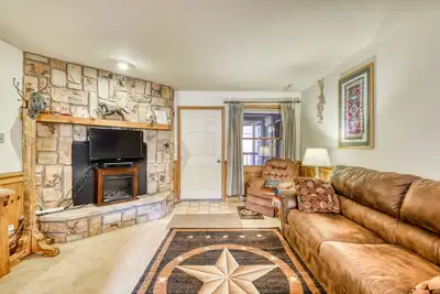 Image de Condo w / balcon meublé, cuisine complète et WiFi gratuit - à proximité de la station!