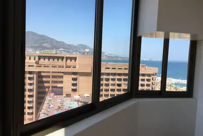 Image de Apartamento Torre Ii avec vue partielle sur la mer et piscine à Fuengirola