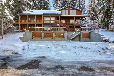 Image de Condo de montagne avec foyer au gaz et vues - à distance de marche du centre de ski!