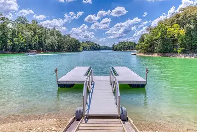 Image de Belle cabine au bord du lac avec quai, terrasse à deux niveaux, table de billard et cheminée!