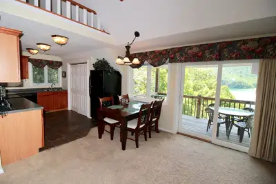 Image de Nouveau! Lakeside Lookout a une vue superbe sur le lac Norris, un loft et son propre quai!