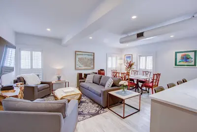 Image de 2 Bed / 2 Bath Délice moderne dans le quartier historique