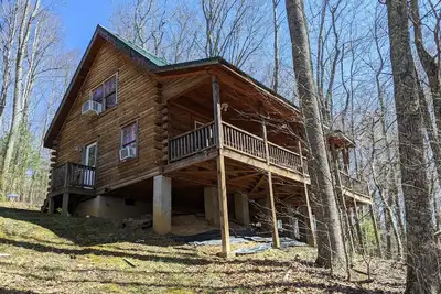 Image de Chalet de montagne pour animaux de compagnie sur 54 acres, bain à remous, façade sur le ruisseau, calme