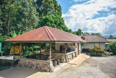 Image de Offrant une vue sur la montagne, il possède un salon commun et un barbecue.