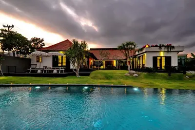 Image de 4 Br Immense Villa Canggu, à distance de marche de la plage avec rampe de skate Half Pipe!