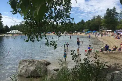 Image de Point Sebago - Maison impeccable avec de nouveaux matelas. Des activités sans fin pour tous les âges