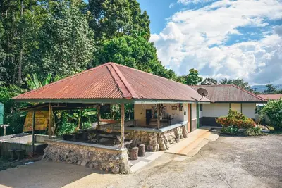 Image de Offrant une vue sur la montagne, il possède un salon commun et un barbecue.