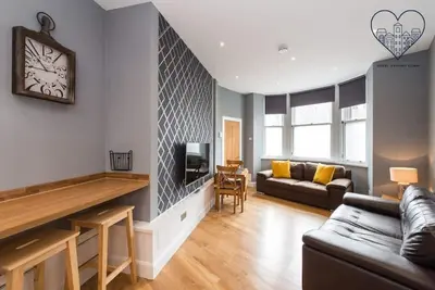 Image de Château apt, parking privé gratuit, moderne, Central