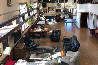 Image de Séjournez dans un ancien hôtel de ville unique et original avec parquet.