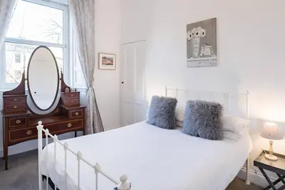 Image de 5 * Beautiful & Vintage, spacieux dans un endroit chic!