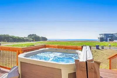 Image de Maison mise à jour avec vue imprenable sur les eaux bleues et blanches et bain à remous privé - chiens Ok