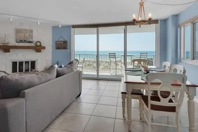 Image de Maison de ville avec 2 chambres à coucher devant le golfe, à Starboard Village. Wifi gratuit. Piscine