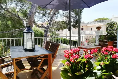 Image de très proche de la plage avec terrasse extérieure