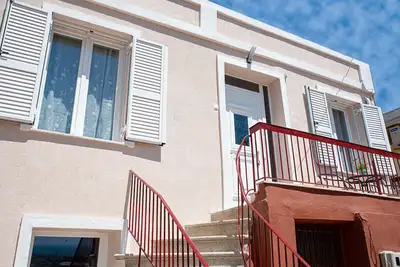Image de Maison ensoleillée avec terrasse et vue dégagée sur la mer à proximité du centre