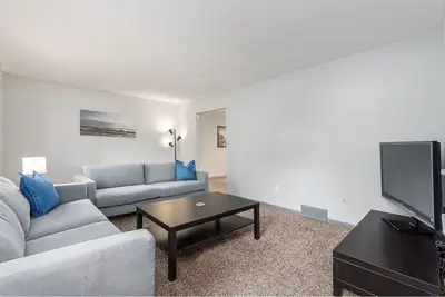 Image de Immense Nouveau 4br \/ 2. 5ba maison w \/ grande cour arrière et le pont