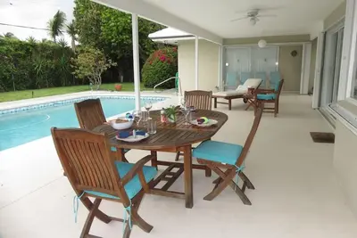 Image de Villa spacieuse avec piscine privée, vue sur l'eau et à pied de la plage