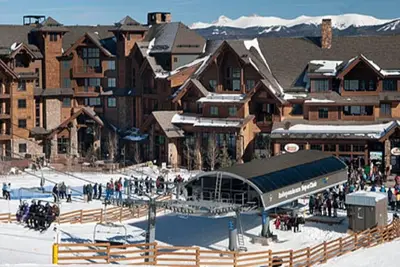 Image de True Ski-In Ski-Out Resort. Base du pic 7 à côté de l'ascenseur Independence SuperChair