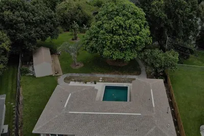Image de 3/2 maison avec piscine et étang dans la cour