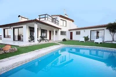 Image de Fantastique villa de luxe avec piscine, jardin et salle de jeux