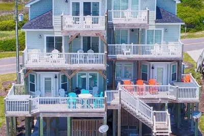 Image de Maison de vacances au bord de l'océan avec piscine, bain à remous privé et ascenseur. Incroyable vue sur l'océan!