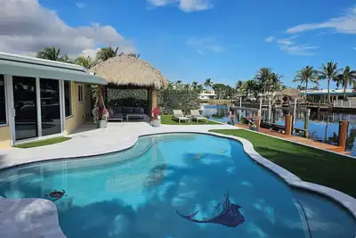 Image de Nouvelle liste! Tropical Luxury Living, front de mer, ascenseur à bateaux, près de la plage