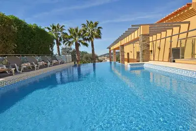 Villa luxueuse avec 4 chambres et 4 salles de bains avec piscine privée