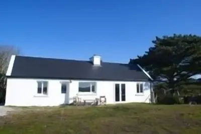 Image de Belle maison avec jardin qui descend jusqu'à la mer