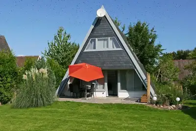 Image de Nurdachhaus élégante avec jardin entièrement clôturé et terrasse pour les familles