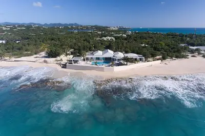 Image de Villa en bord de mer, couchers de soleil spectaculaires et vue imprenable sur la mer, terrasse de la piscine, A \/ C, Wifi gratuit
