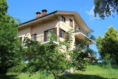 une maison au milieu des montagnes avec des vues à couper le souffle, des animaux de nature et de détente