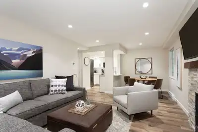 Image de Designer Condo près des remontées mécaniques. Grande piscine et bain à remous, wifi gratuit et parking sécurisé