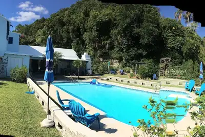 Image de Cottage de deux chambres avec belle piscine - central, près des plages, très bien situé!
