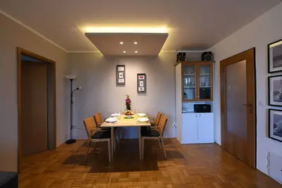 App rénové, à 500m de la plage de Simon's Bay, lit Queen + sofa, Ac, garage