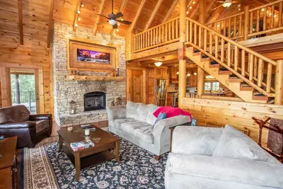 Image de Luxury 5br Lakefront Home, Dock privé, bain à remous, Suite King avec bain à remous, baby-foot. Vues de Grandfather Mountain