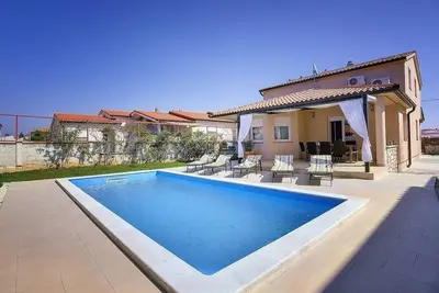 Image de Villa avec piscine privée, 4 vélos à seulement 590 mètres de la plage de galets