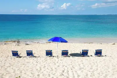 Image de 4 acres Prime Beachfront Villa, grande piscine, salons et belvédère, Wifi gratuit