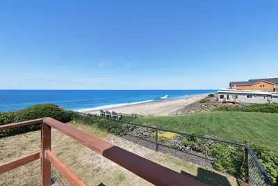 Image de Charmante maison en bord de mer avec accès direct à la plage et vue imprenable sur l'océan!