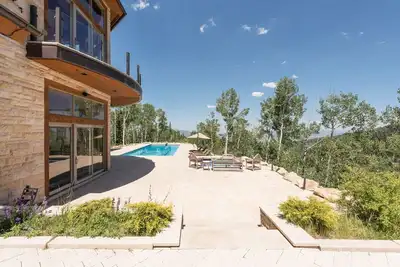 Image de Magnifique chalet de ski aux pieds avec piscine privée et vue imprenable sur la montagne