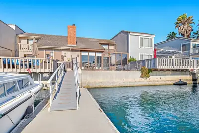 Image de Unique et élégant maison à deux niveaux w \/ vue sur l'eau, table de billard et quai