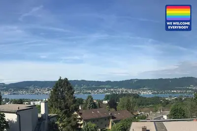 Image de Sunny & Stylish 3 Bedroom Apartment, 20 min from City Centre. 2nd Floor.