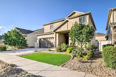 Image de Denver Area Home w / Yard, à 15 Minutes de L'aéroport!
