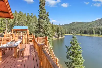 Image de Cabine au bord du lac, poisson, randonnée, bain à remous et planche à pagaie.