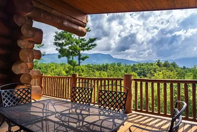 Image de Vues à couper le souffle sur la montagne et scènes de forêt privées dans une grande cabane en rondins